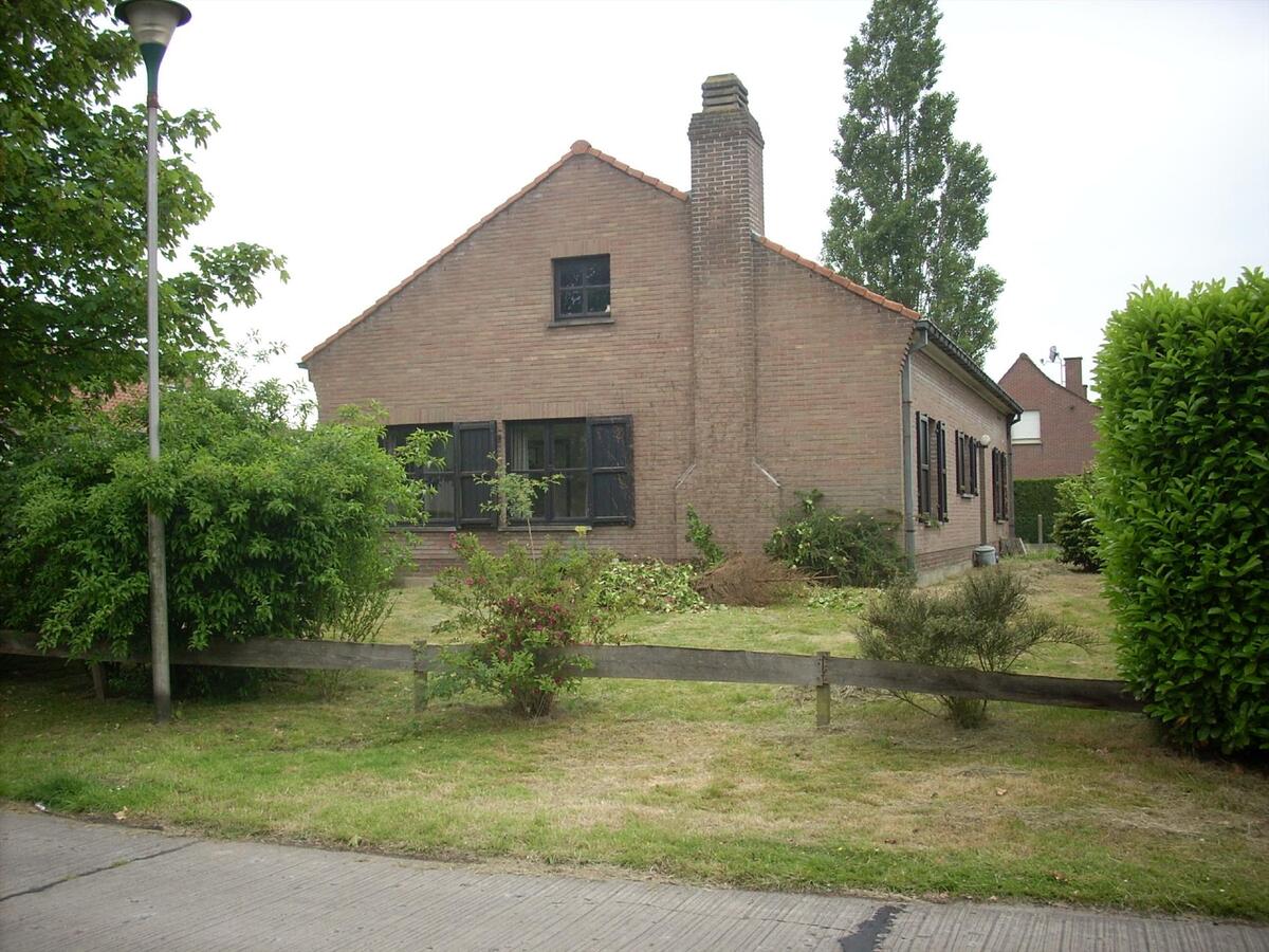 Op te frissen villa in residienti&#235;le wijk te koop 