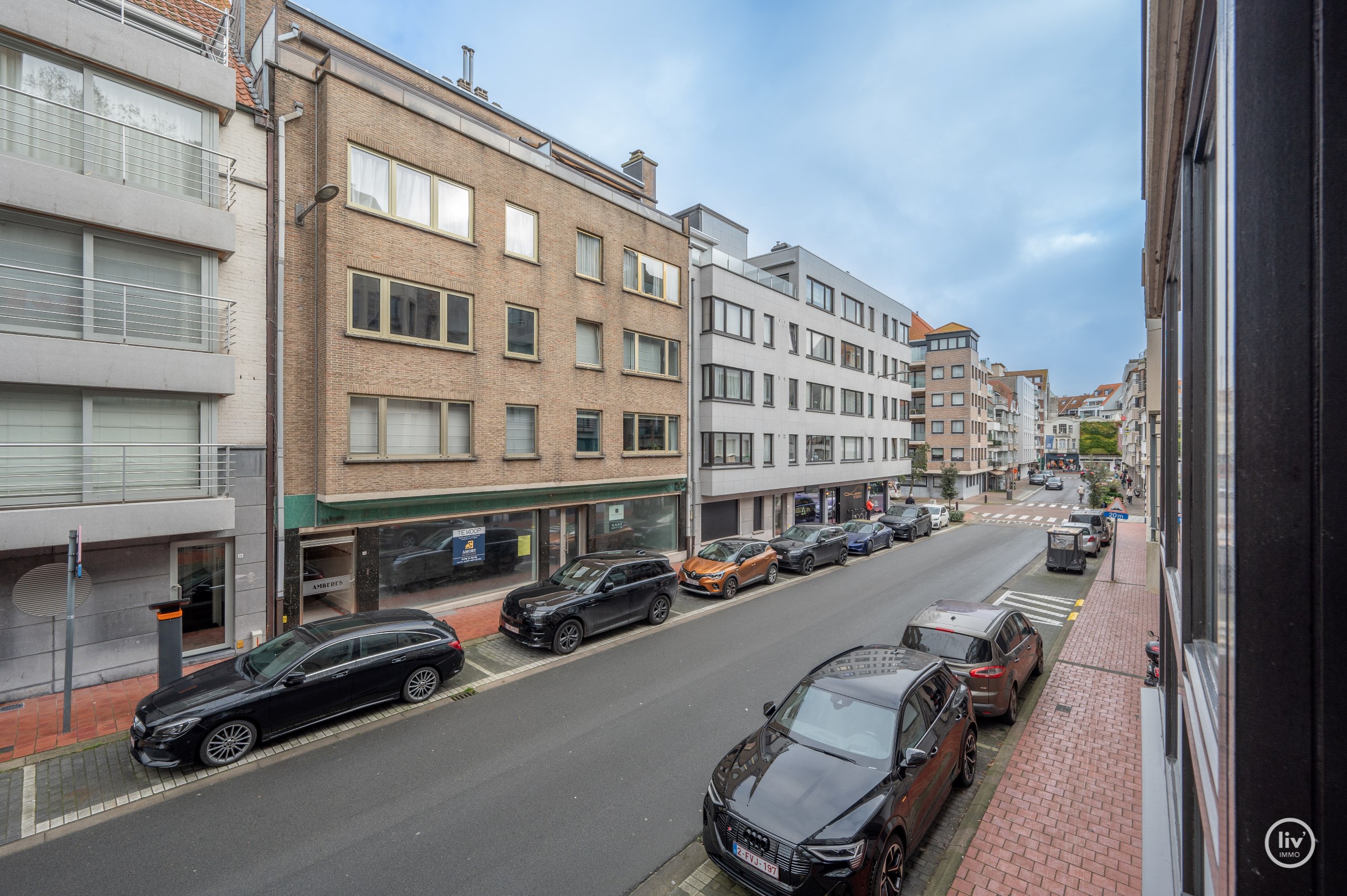 Agr&#233;able appartement spacieux de 2 chambres avec une belle largeur de fa&#231;ade, situ&#233; au centre de la rue Blancgarin &#224; Knokke. 