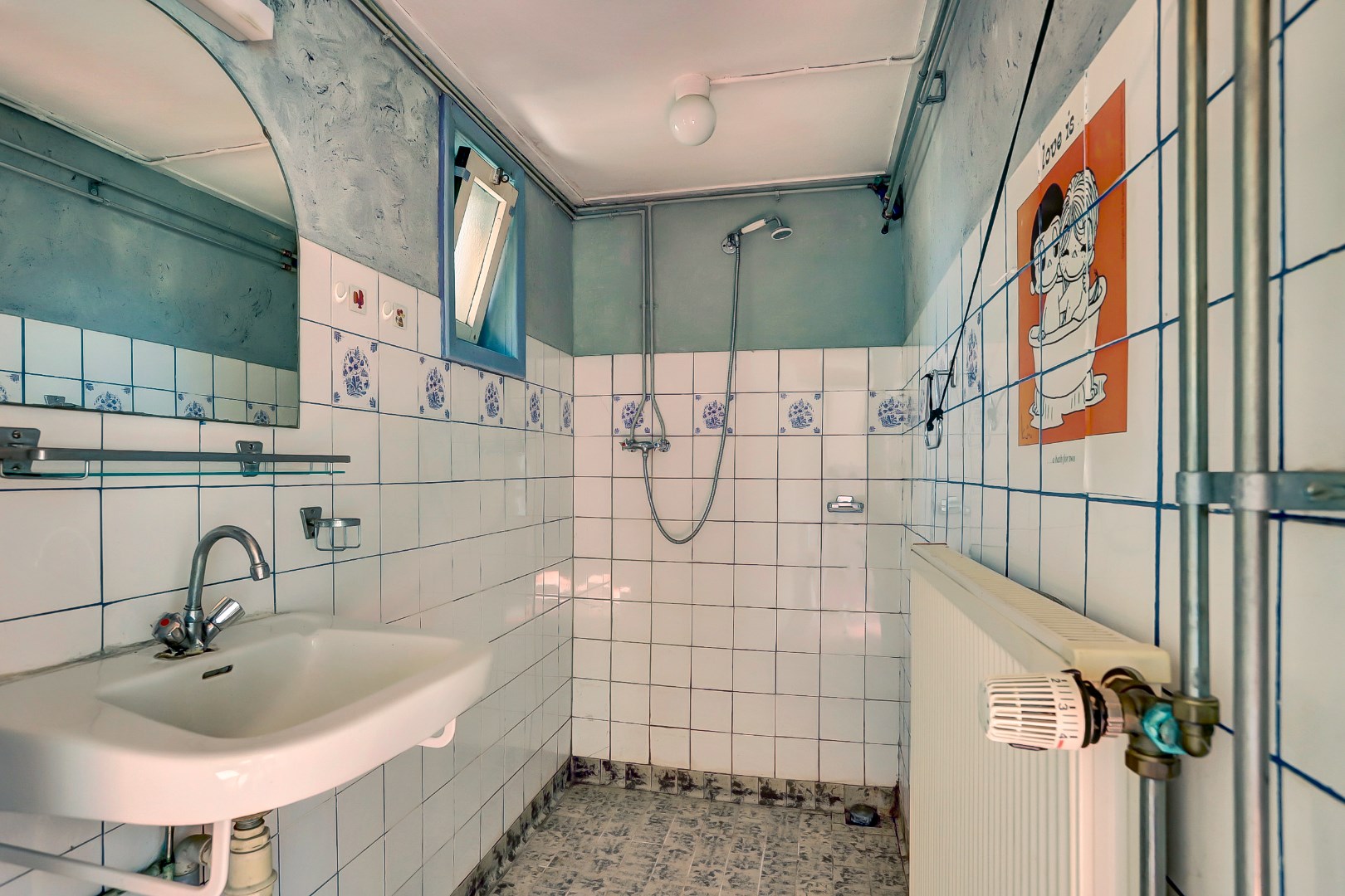 Voor het eerst sinds 1967 weer beschikbaar! Deze karaktervolle jaren ’30 woning met diepe tuin, bergingen en slaapkamer op de begane grond wacht op een nieuwe toekomst. 