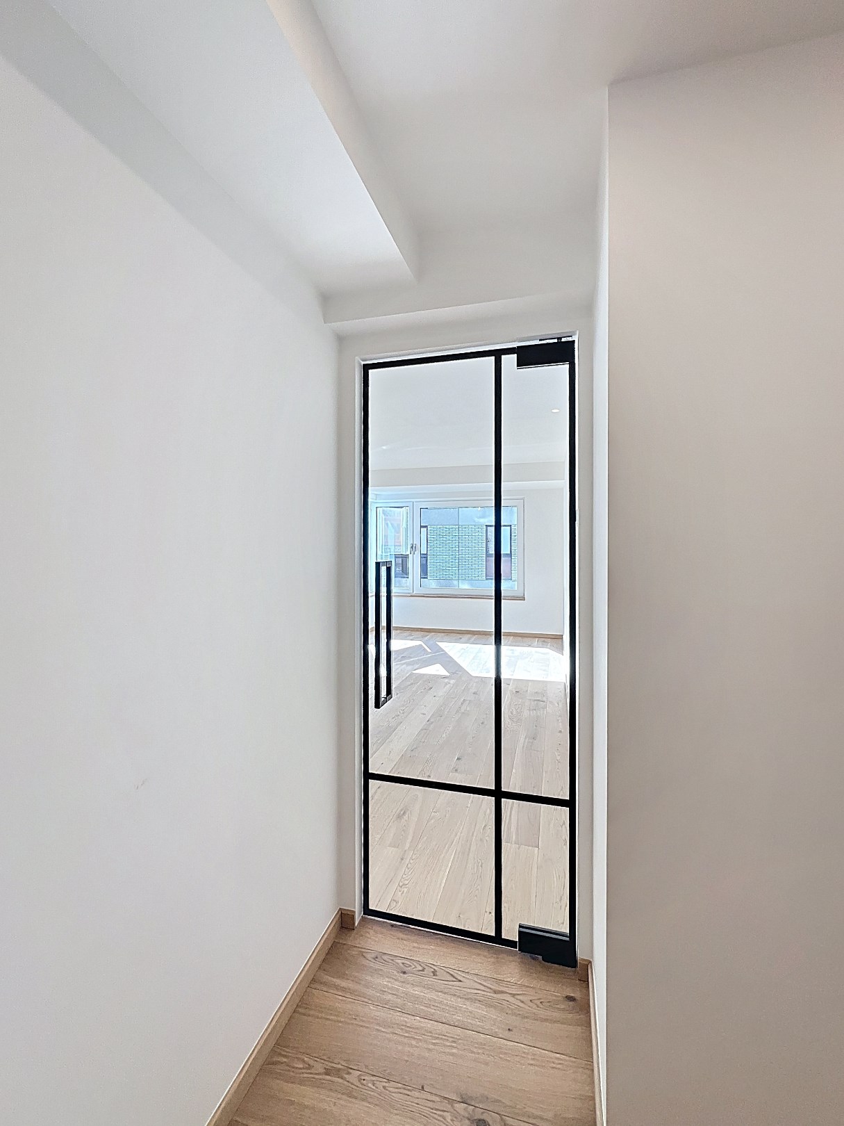 Instapklaar 2-slaapkamerappartement met zijdelings zeezicht in verzorgd gebouw. 