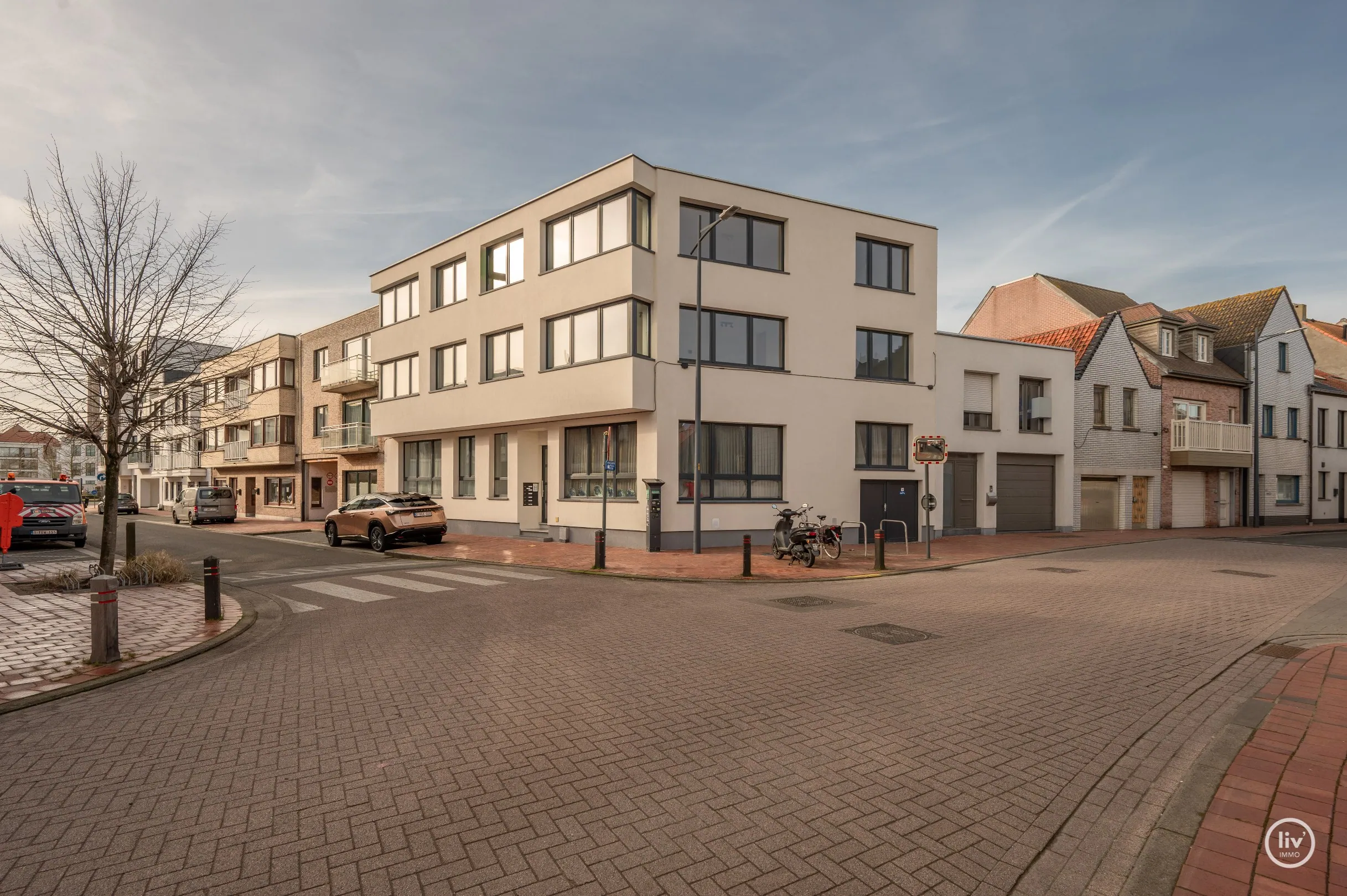 Appartement à rénover situé à proximité de l'avenue Lippens, de la gare et de Duinenwater.