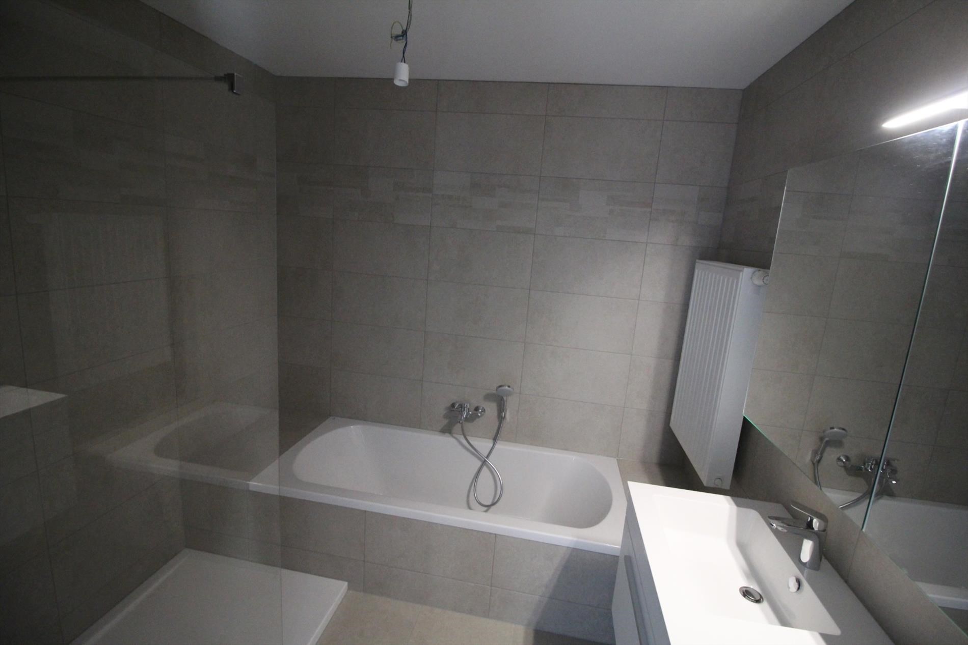 Badkamer met ligbad en inloopdouche