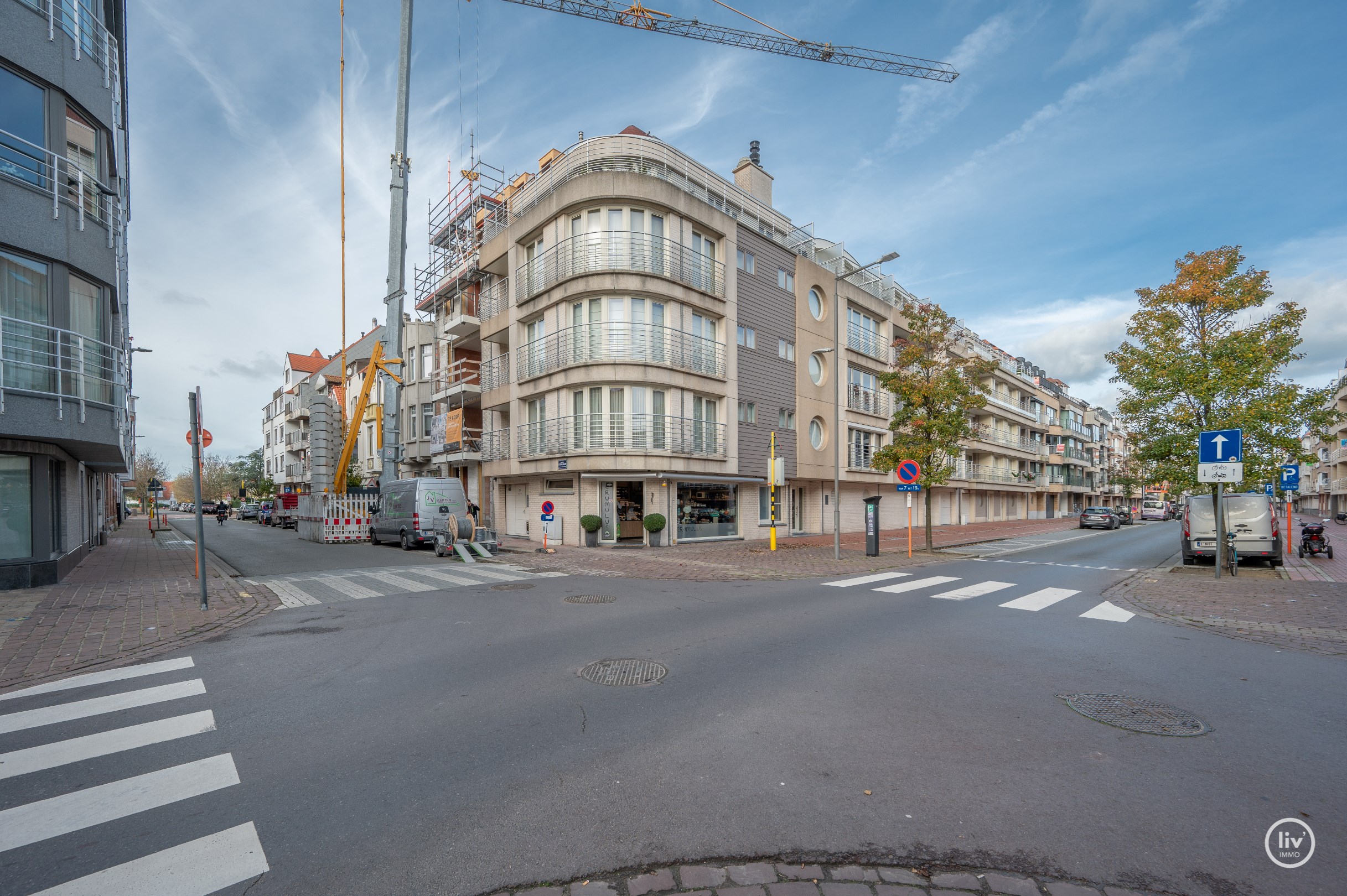 Magnifieke HOEKduplex met mooie terrassen centraal gelegen op de Parmentierlaan te Knokke. 