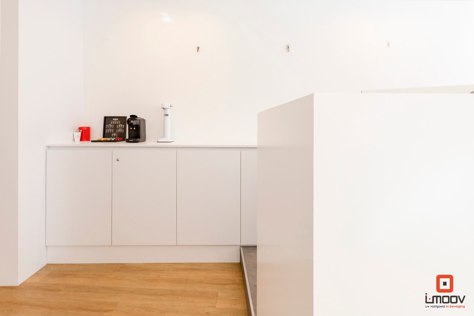 Modern en lichtrijk kantoor op commercieel gunstige locatie 