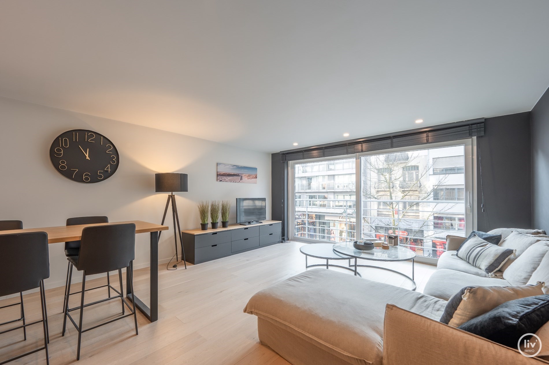 Bel appartement r&#233;nov&#233;, du c&#244;t&#233; ensoleill&#233; de l&#39;avenue Lippens, &#224; proximit&#233; de la plage. 