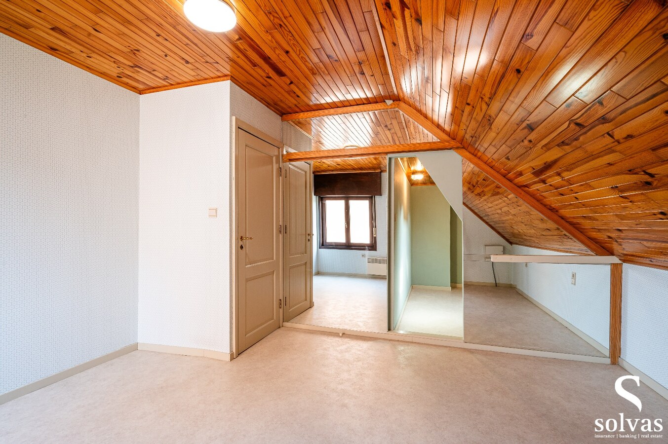 Alleenstaande woning met afzonderlijke ruime garage 