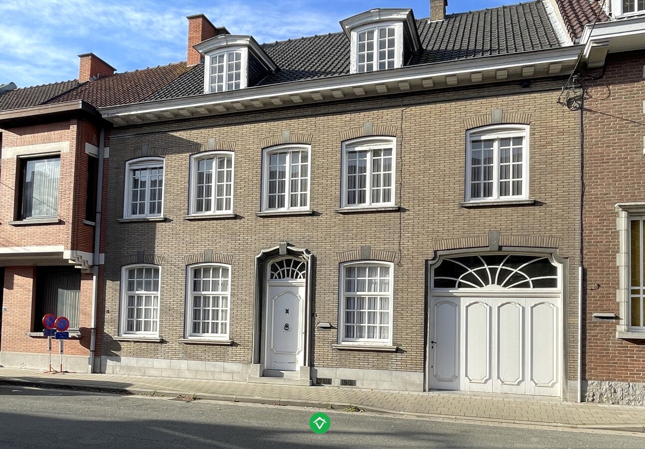 Uniek herenhuis in centrum Roeselare met 7 slaapkamers, ruime garage en zongerichte stadstuin 