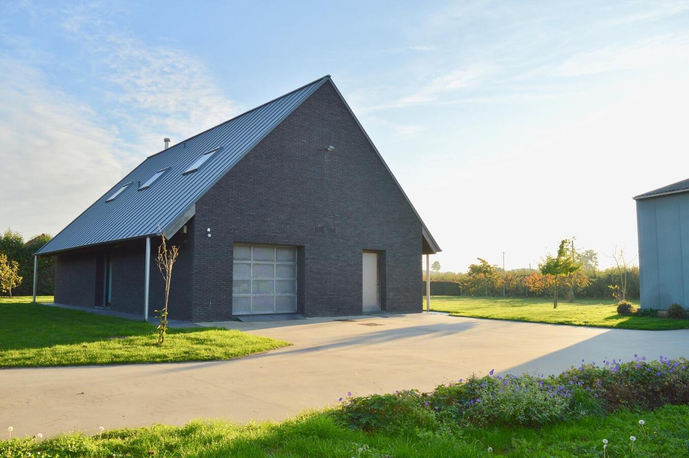 Moderne villa met multifunctionele loods op ca. 3.500 m2 te Melsele (Optie: aankoop 1,7 Ha aanpalende grond) 