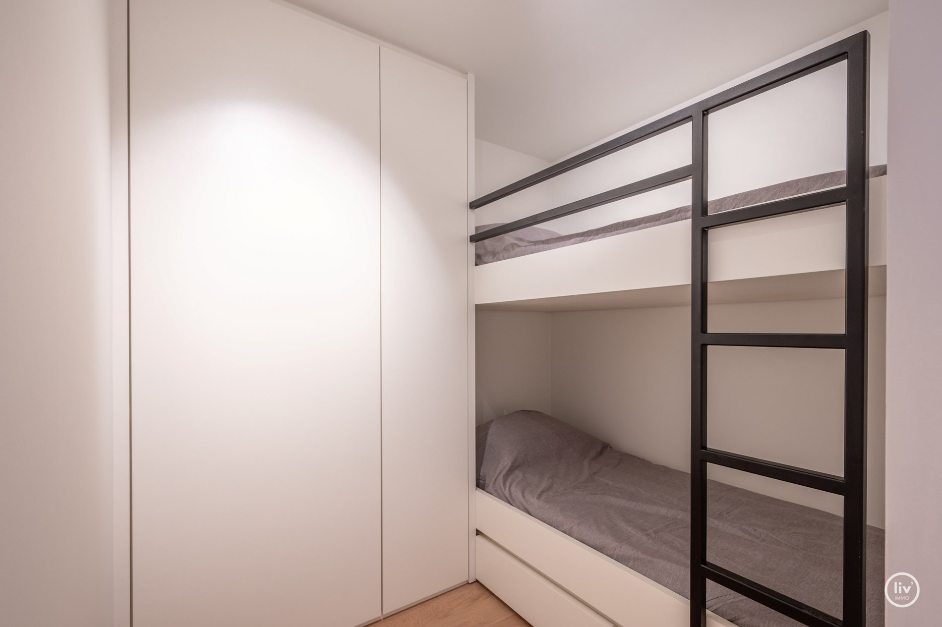 Prachtig en stijl gerenoveerd 3-slaapkamer appartement dat gelegen is naast de Lippenslaan, vlakbij de Zeedijk en alle commerci&#235;le voorzieningen in het centrum van Knokke. 