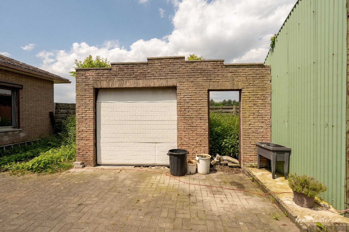 Deels gerenoveerde woning op ca. 30 are gelegen te Tienen. 