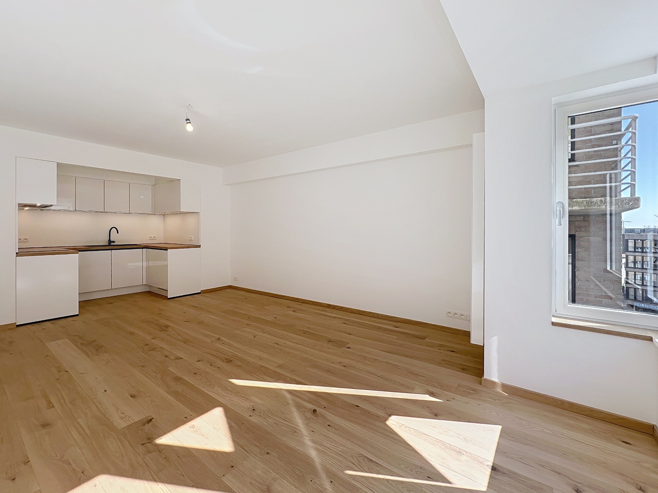 Instapklaar 2-slaapkamerappartement met zijdelings zeezicht in verzorgd gebouw. 