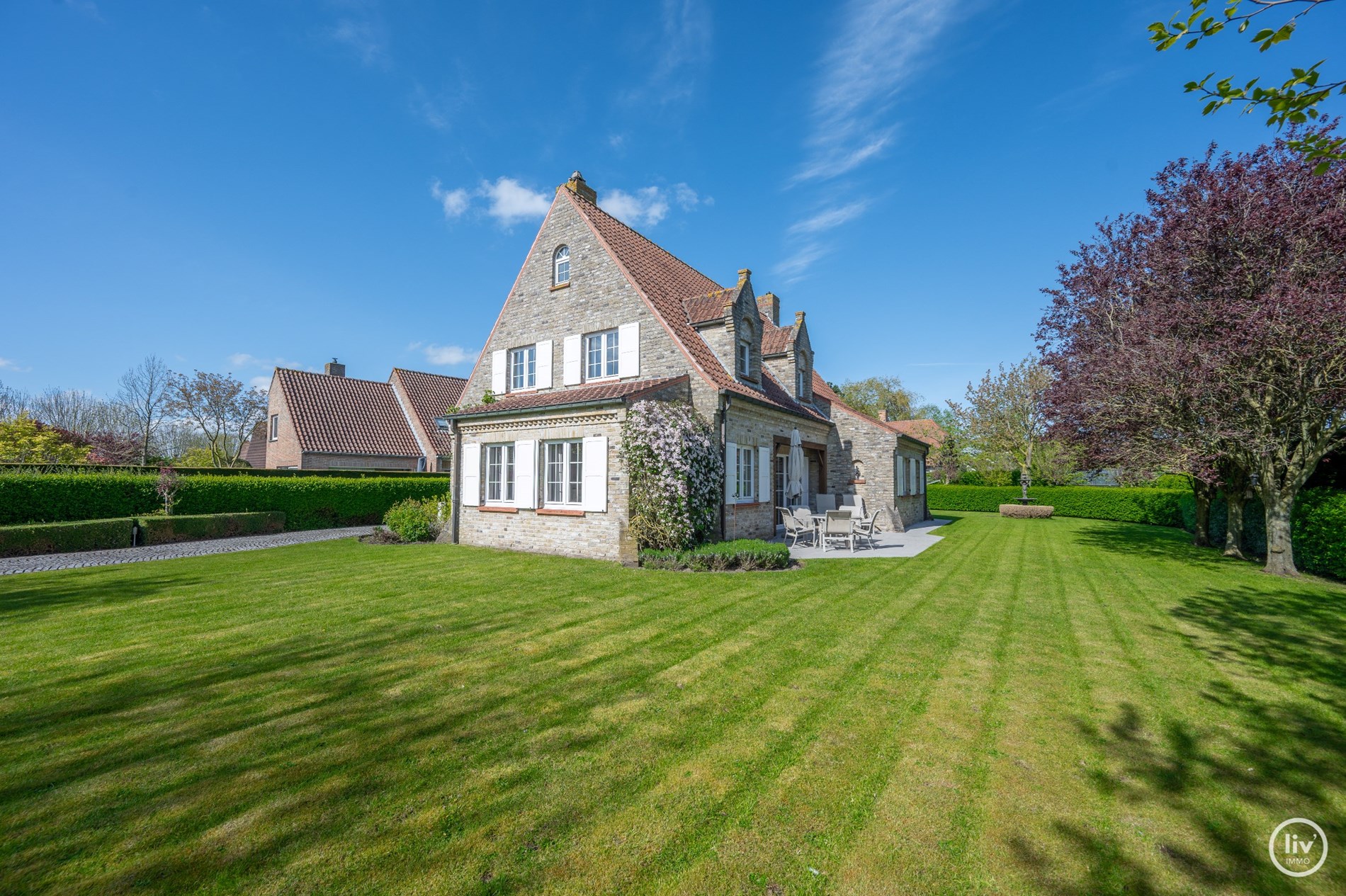 Magnifique villa, situ&#233;e sur un grand terrain de 1365 m2 dans un quartier r&#233;sidentiel de villas &#224; distance de v&#233;lo du centre de Knokke. 