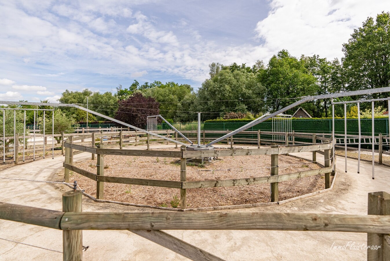 Uniek landhuis met uitgebreide paardenaccommodatie op ca. 1ha te Diepenbeek 