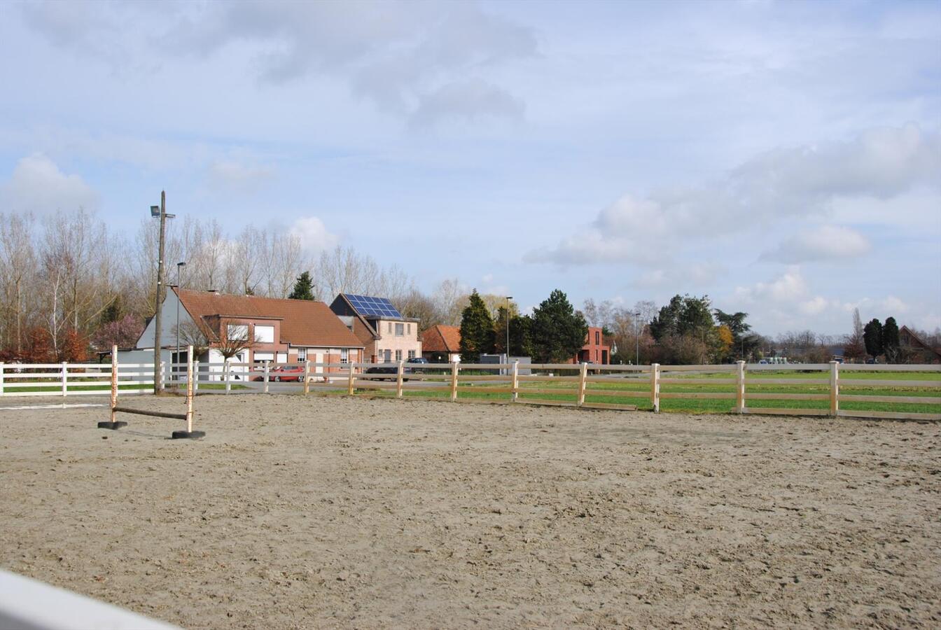 House with stables on approximately 45a in Oelegem, possibility to buy 1,5ha 