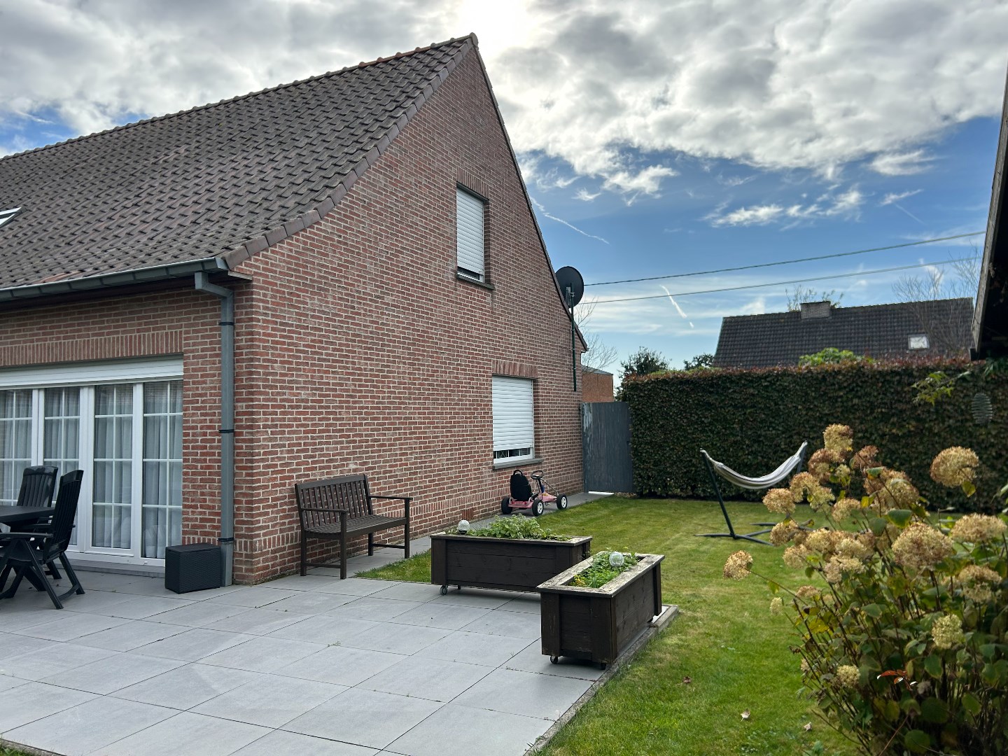 Ruime en verzorgde alleenstaande woning met garage en tuin op 673m&#178; 