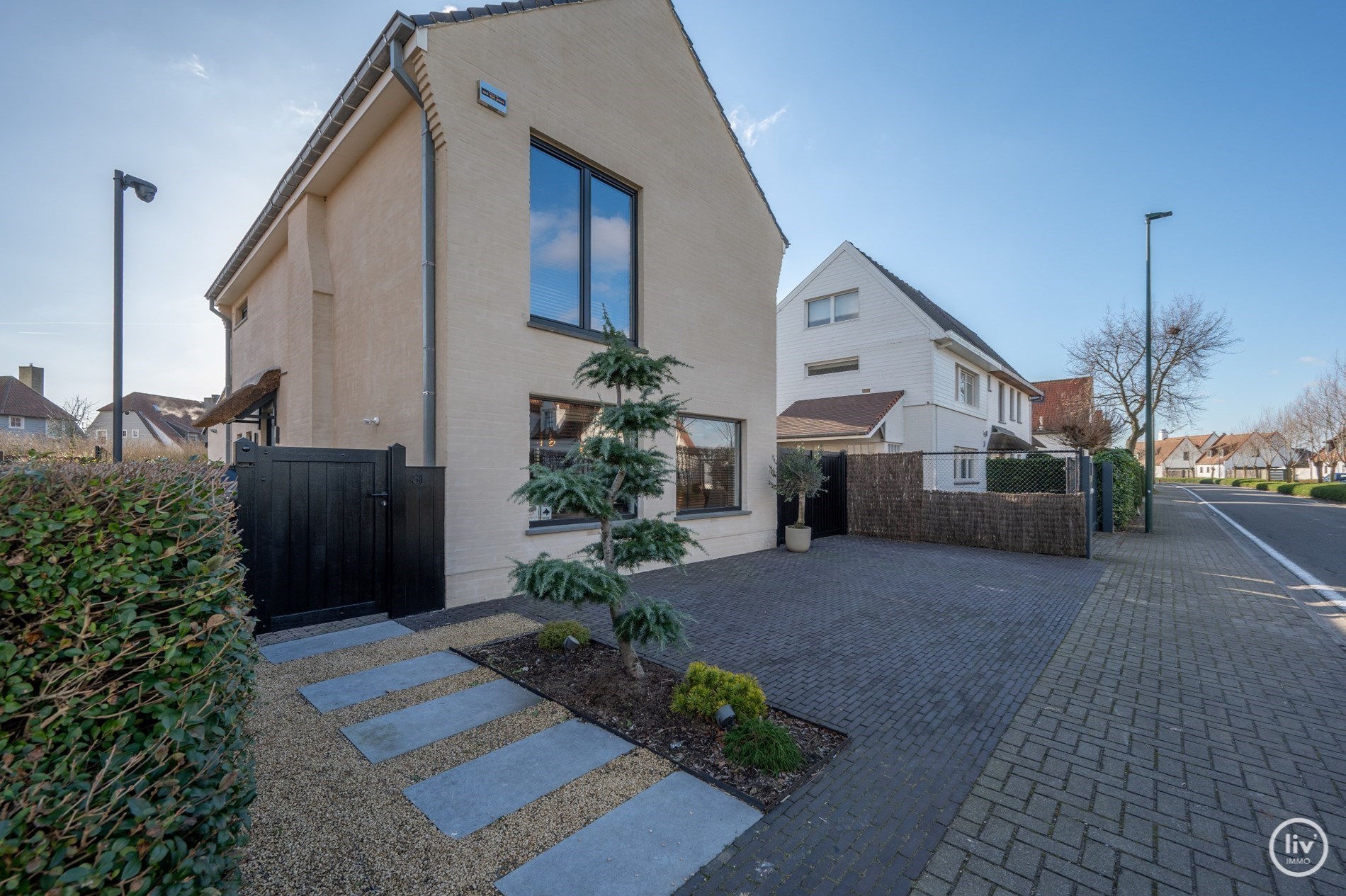 Prachtige alleenstaande woning met smaak gerenoveerd op een topligging in de Kalfstraat te Knokke. 