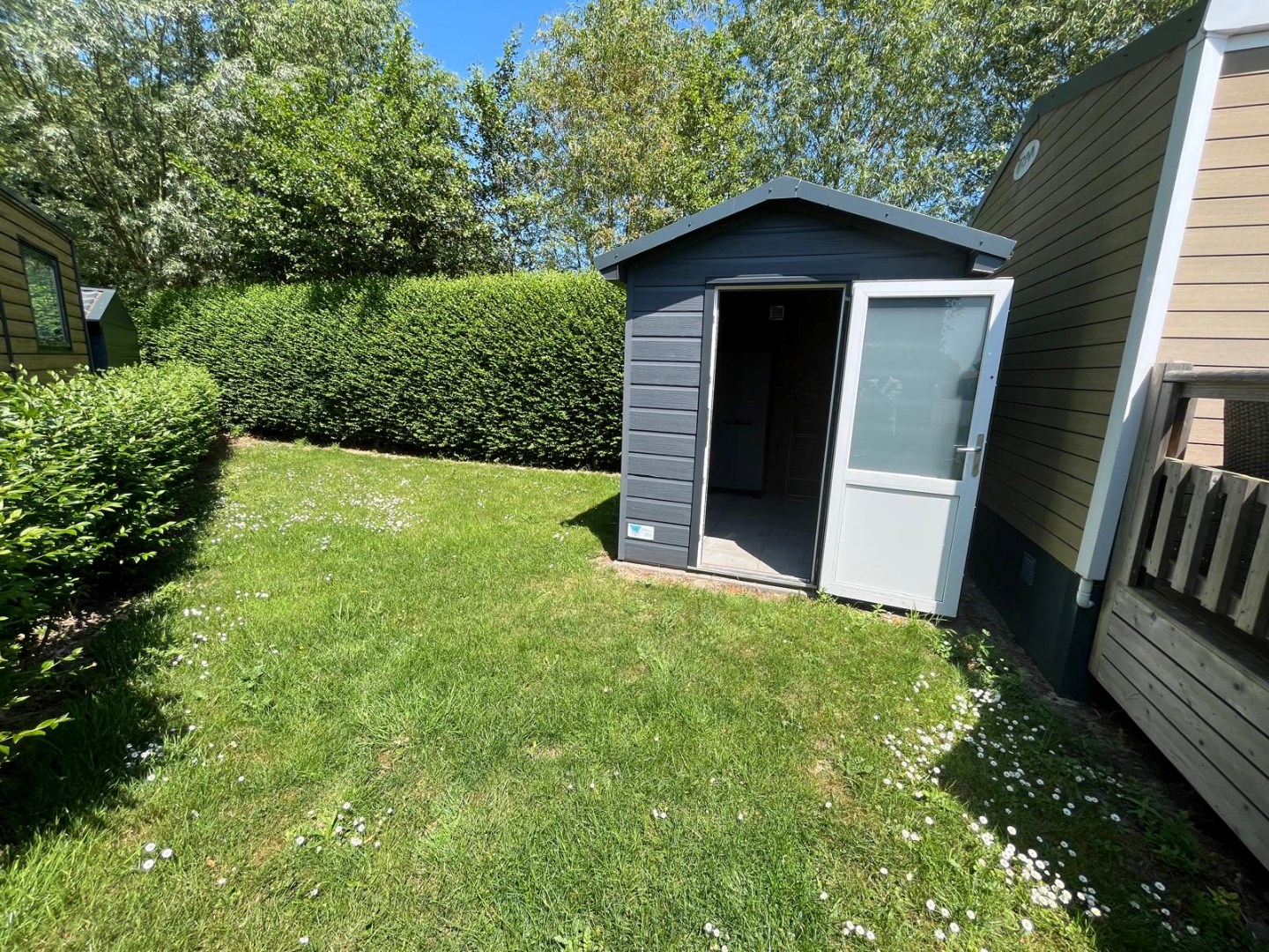 Zeer goed, vrijwel nieuw vakantie-chalet (Nr. Z32) aan de rand het Vakantiepark In de Bongerd te Oostkapelle, op loopafstand van het gezellige centrum van het dorp en natuurgebied de Manteling met aan 