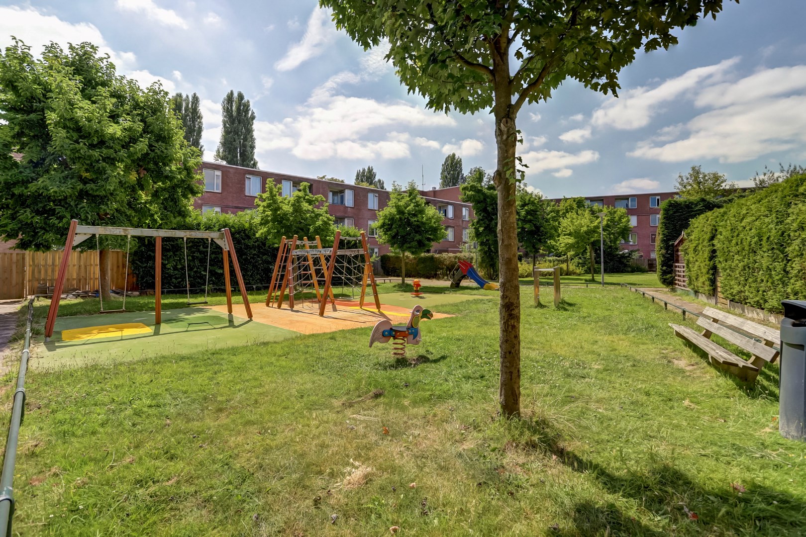 Instapklaar 5-kamer hoekwoning met 4 slaapkamers, moderne keuken en badkamer, ruime onderhoudsvriendelijke tuin en gelegen op EIGEN GROND! 