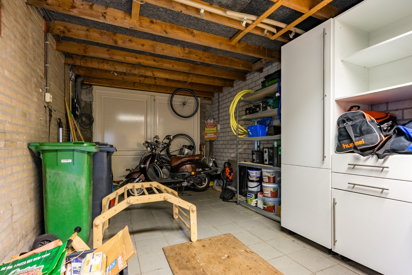 Moderne tweekapper met garage / berging, tuin en tuinkamer gelegen in een rustige kindvriendelijke  woonomgeving. Energielabel B. 