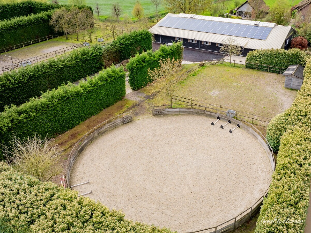 Luxueus landhuis met paardenaccommodatie op ca. 3,4 ha  (optie tot aankoop aanpalende weides van ca 3,5 en 1,6 ha) 