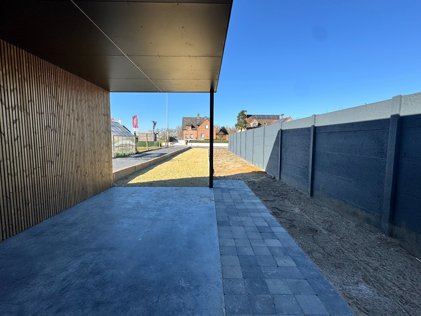 Instapklare, gerenoveerde woning met tuin, uitweg en carport 