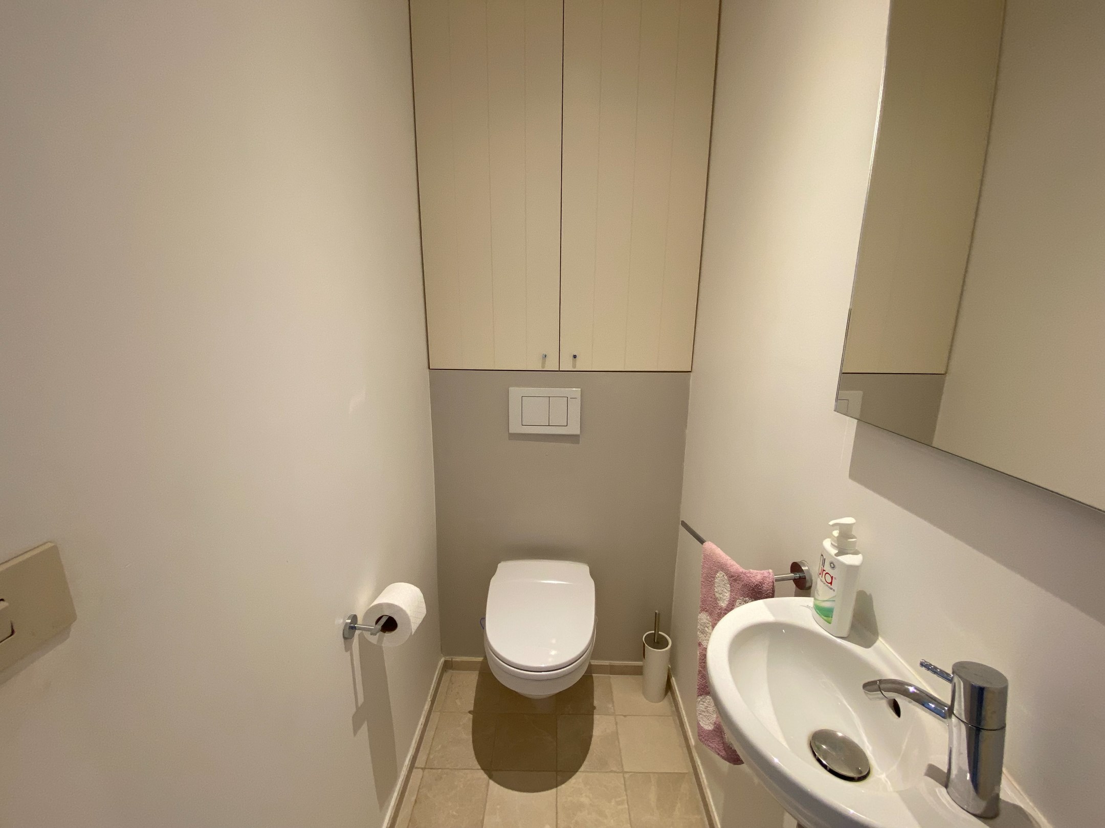 Non meubl&#233; - Appartement de 2 pi&#232;ces pr&#234;t &#224; emm&#233;nager situ&#233; dans un emplacement de premier choix b&#233;n&#233;ficiant d&#39;une vue lat&#233;rale sur la mer et d&#39;une vue d&#233;gag&#233;e sur la place triangulaire. 