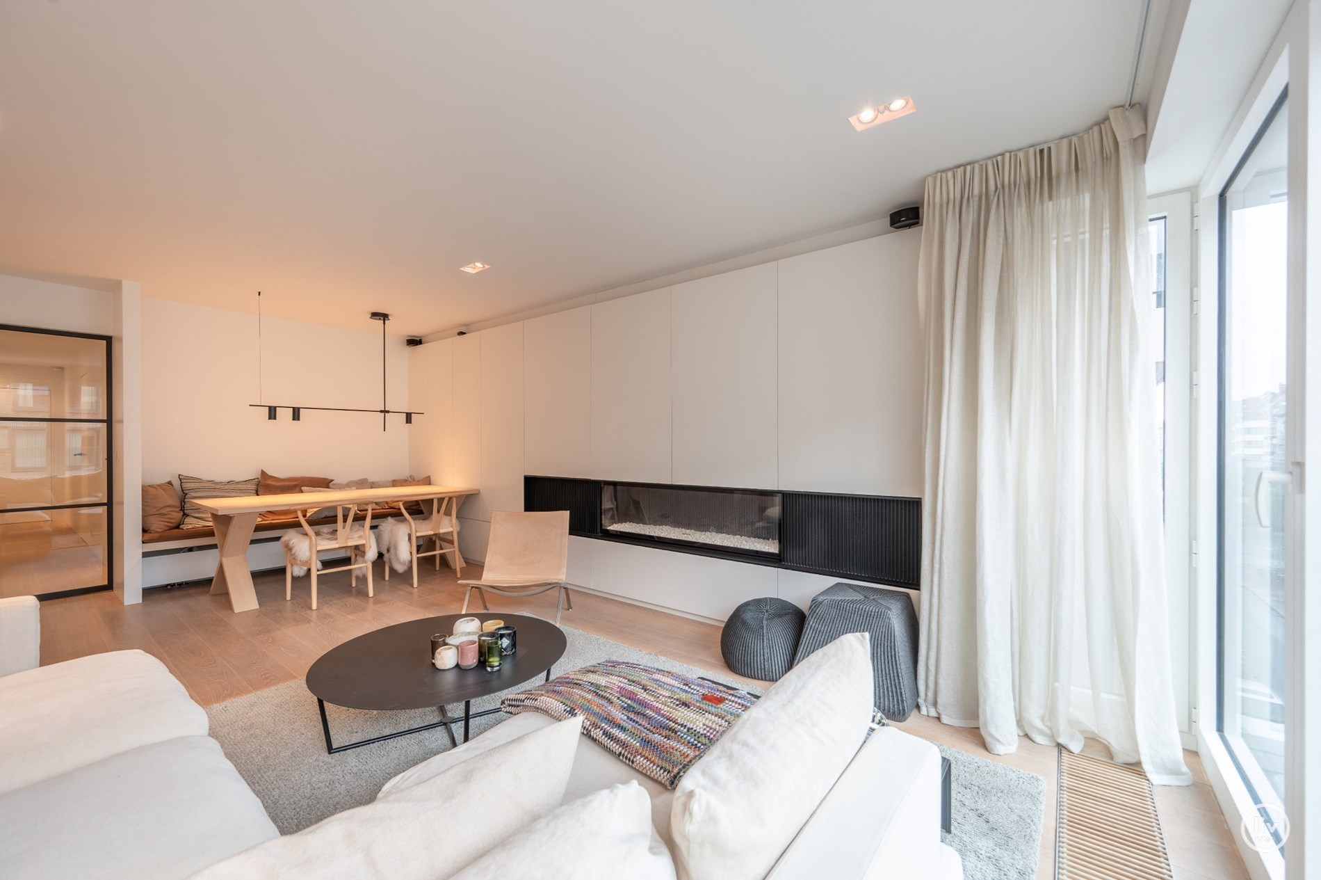 Mooi gerenoveerd, ruim 2 slaapkamer-appartement met mooie gevelbreedte centraal gelegen op de Lippenslaan te Knokke. 