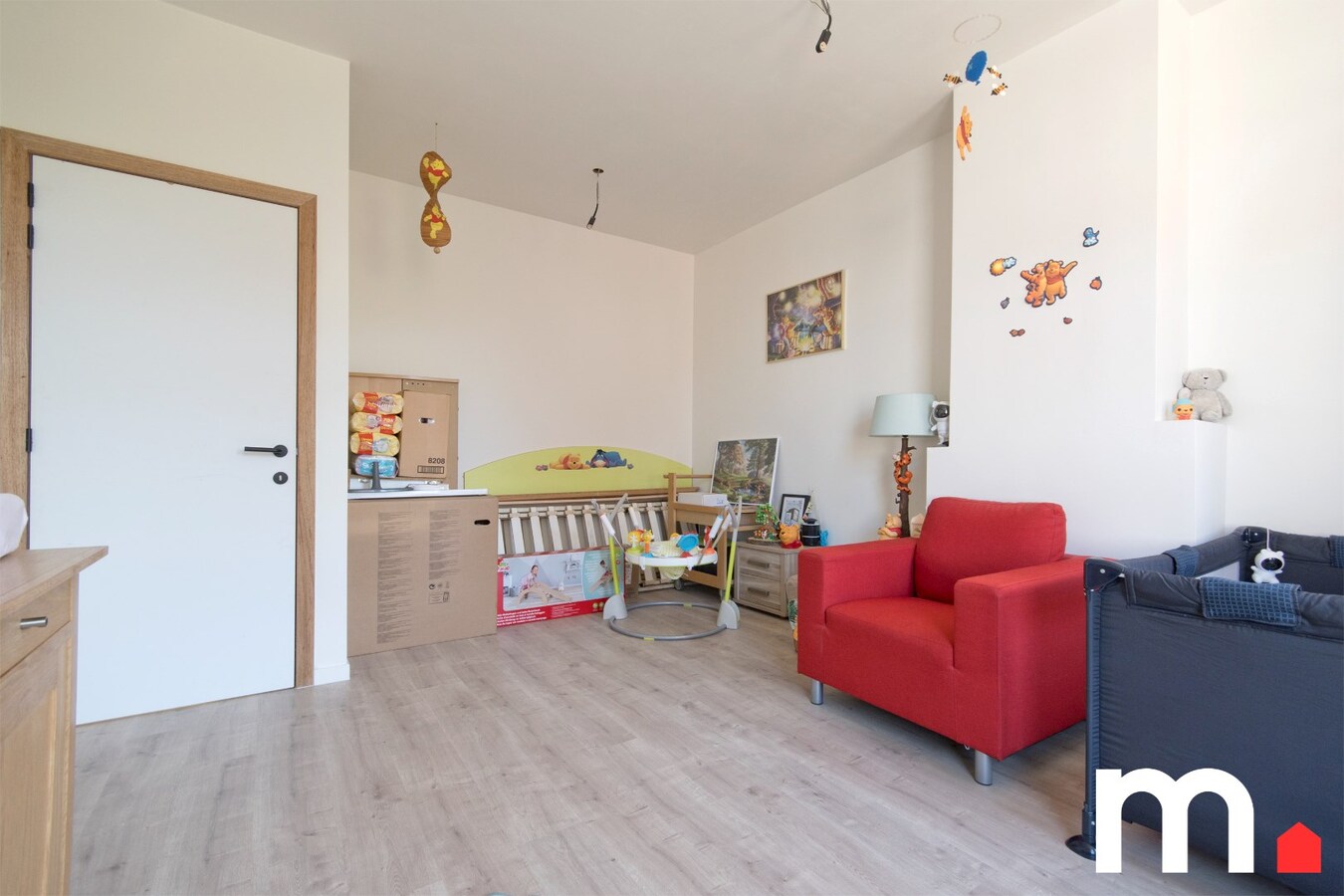 Centraal gelegen instapklare woning met tuin en uitweg via garage ! 