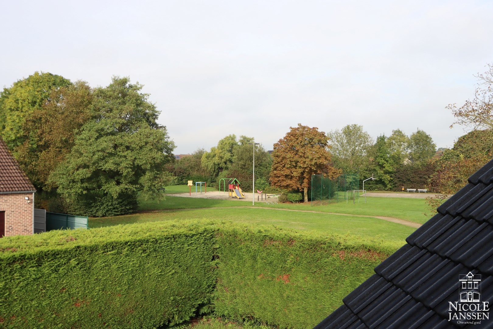 Mooie gezinswoning met drie slaapkamers, inpandige garage en tuin in een aangename woonomgeving 