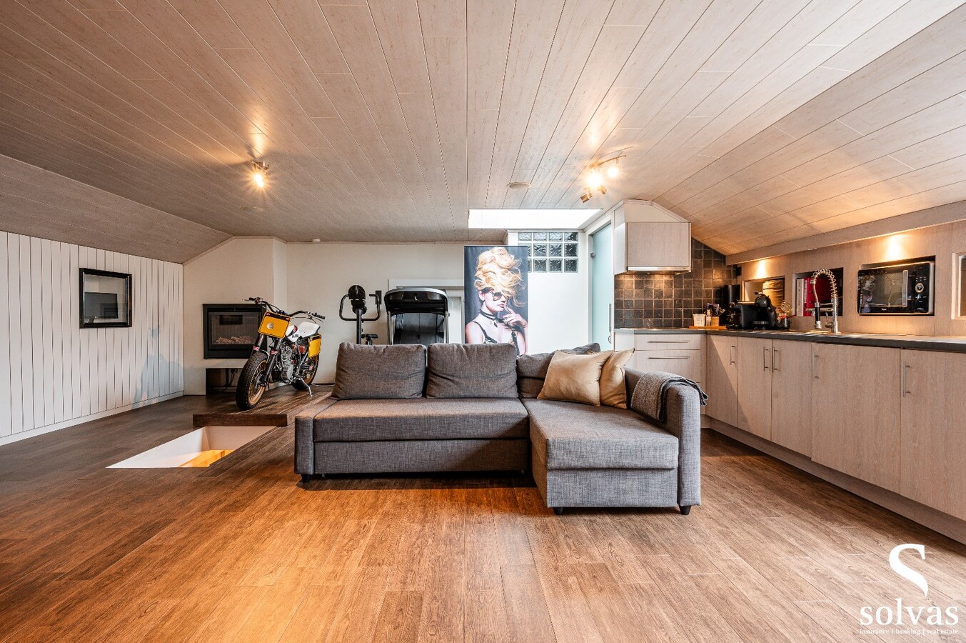 Instapklare woning met loods en prachtig aangelegde tuin en zwembad 