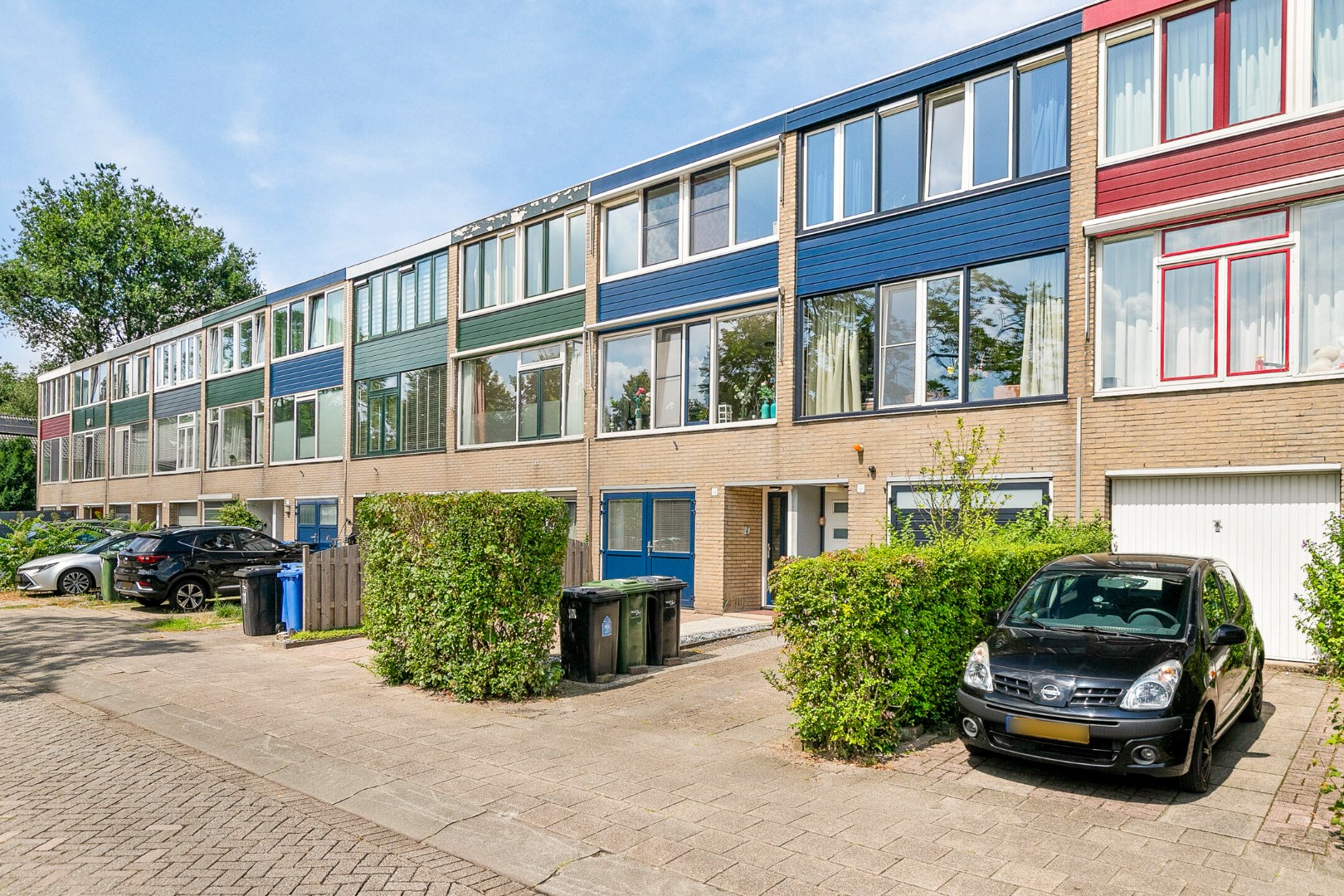 Keurige 6-kamer drive-in woning met moderne keuken, nette badkamer, 5 slaapkamers, zonnige tuin en eigen parkeerplaats! 