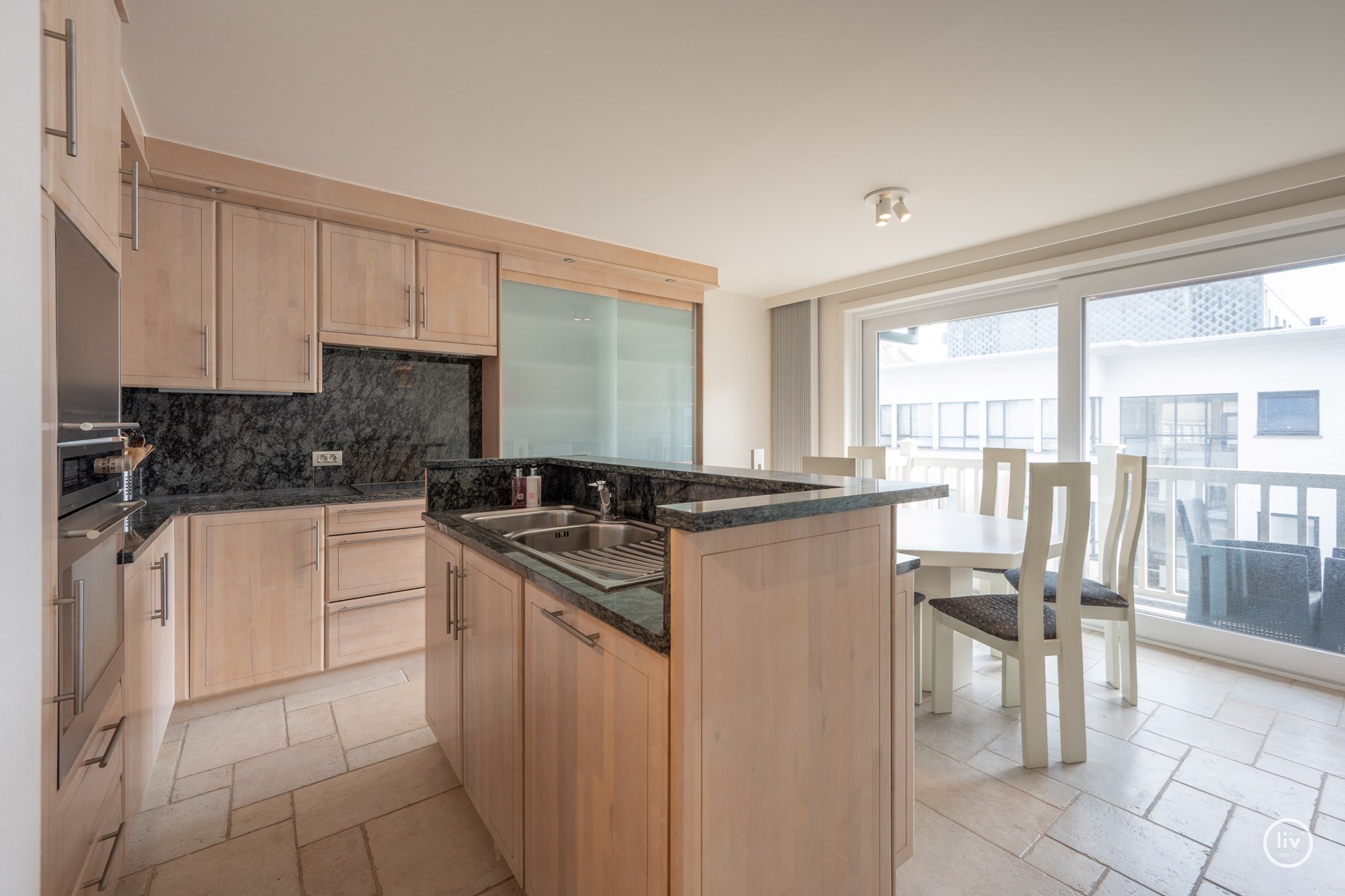 Bel appartement spacieux dans une rue calme de la Lippenslaan (avec possibilit&#233; d&#39;acheter un garage int&#233;rieur). 