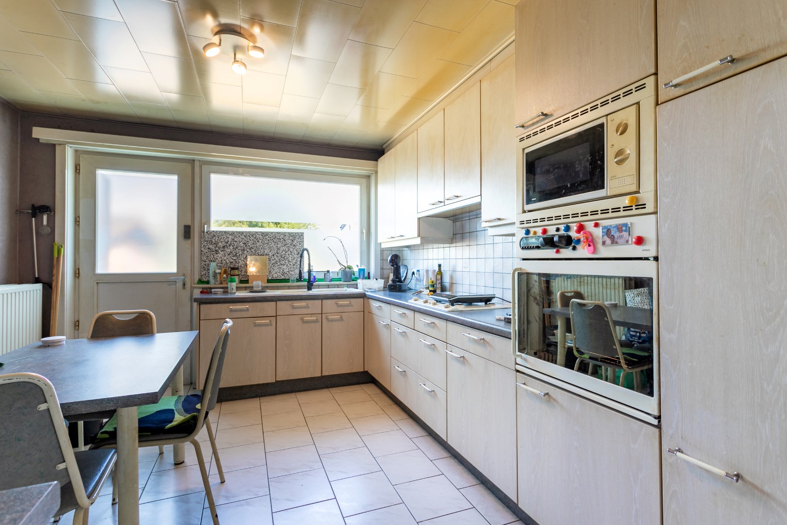 Op te frissen woning met 2 &#224; 3 slpk en tuin te Buizingen. 