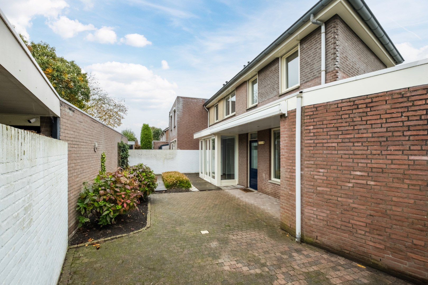 Verrassend ruime hoekwoning met garage, carport en tuin. Rustige ligging in een woonwijk nabij een basisschool en buitengebied. Energielabel B. 