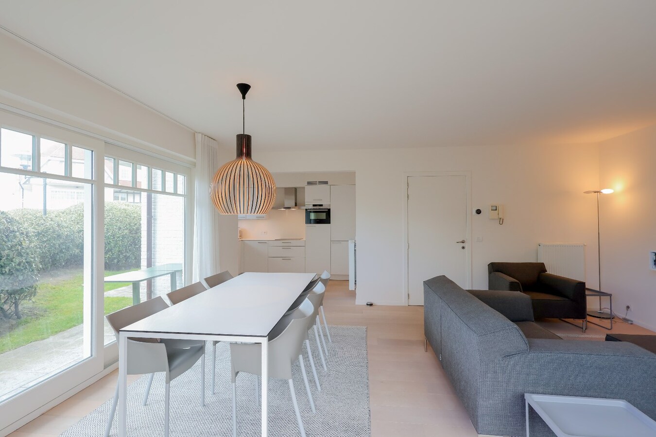 Modern 2slpk-appartement met priv&#233; tuin op wandelafstand van het strand 