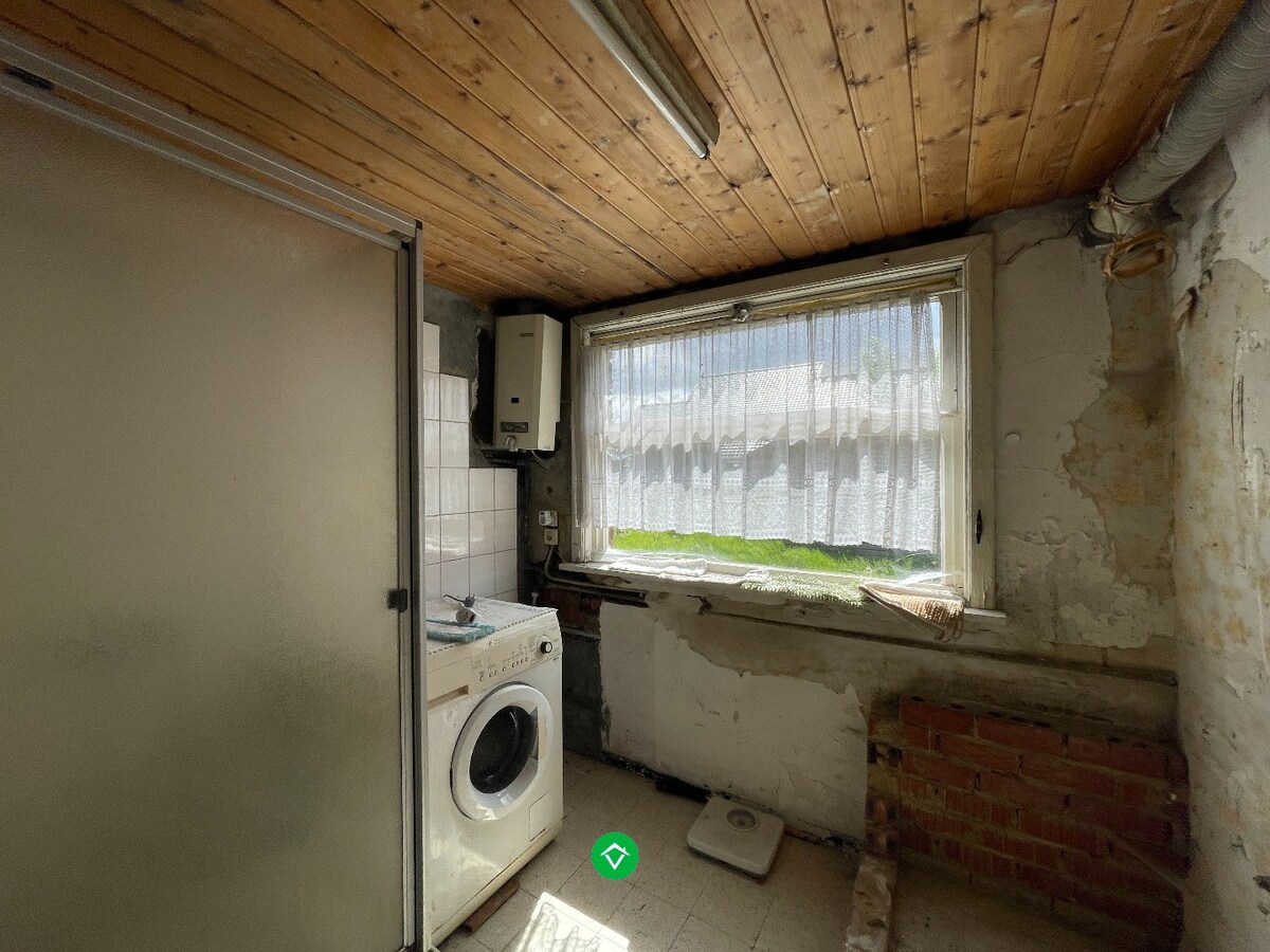 Woning met 3 slaapkamers, zeer grote werkplaats/garage/loods en tuin te Roeselare 