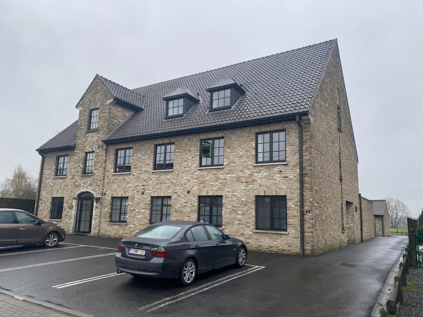 Gelijkvloers appartement met 2 slaapkamers, garage en groot terras 