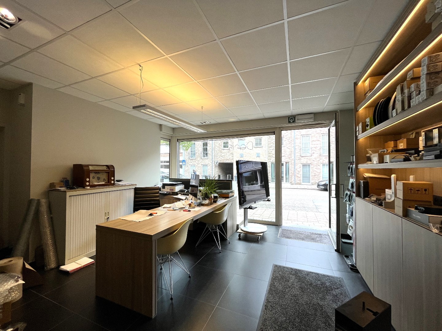 Instapklaar en energiezuinig handelspand op toplocatie in centrum Geel 
