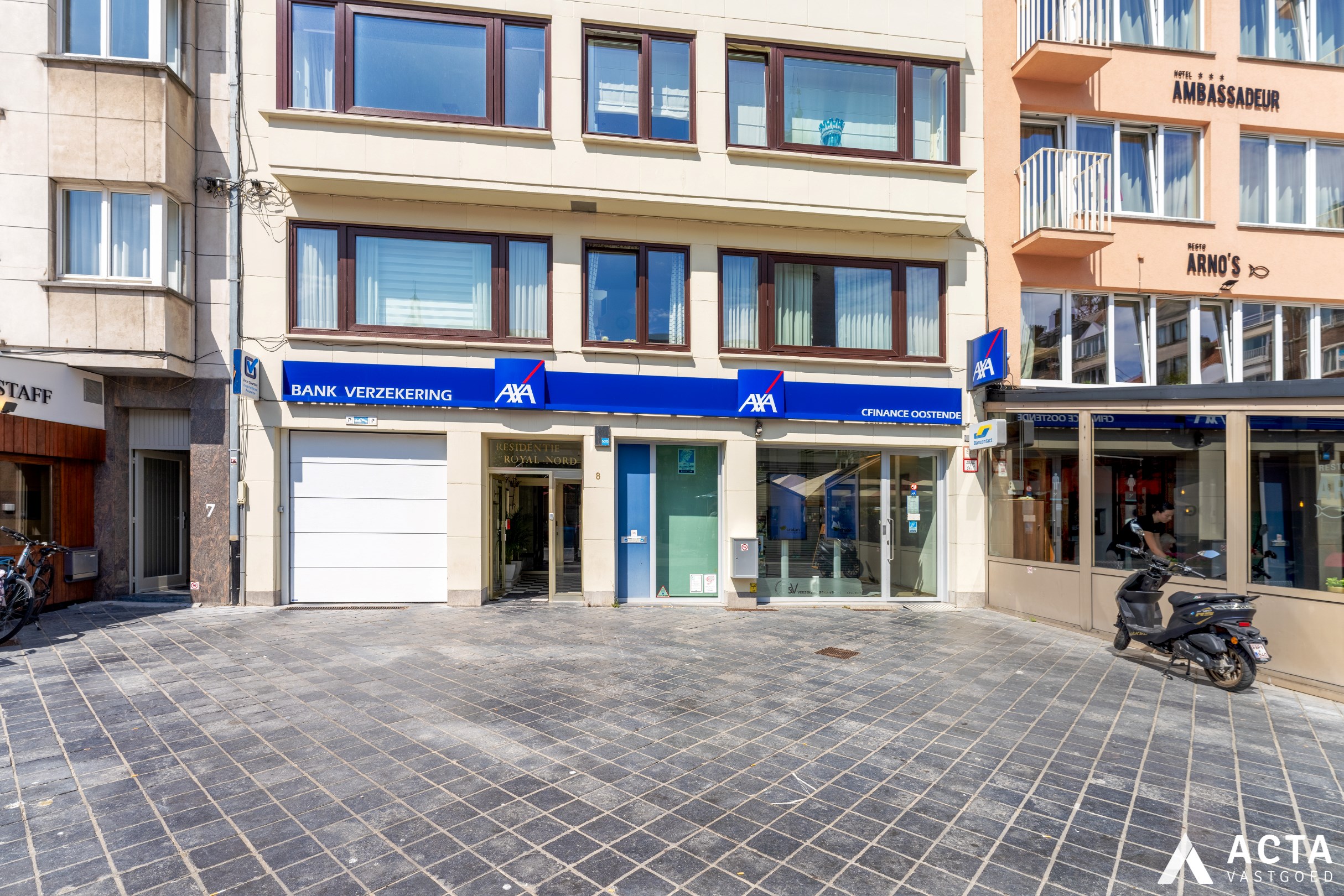 Ruim handelspand met parking op het Wapenplein in Oostende 