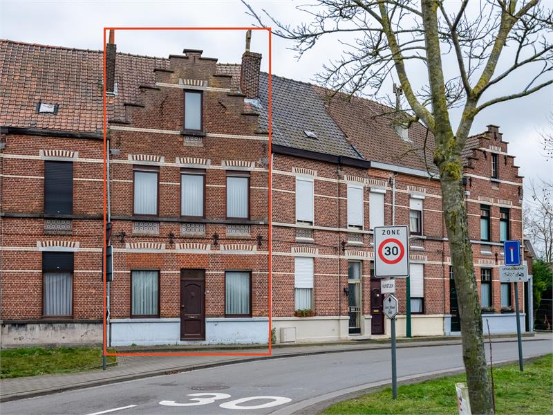 Rijwoning met charmante gevel. 