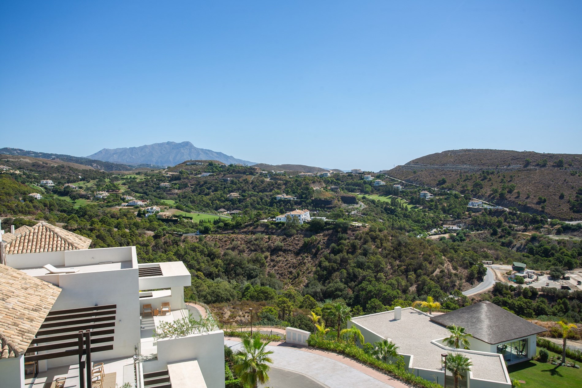 Marbella Club Hills - Prachtige instapklare penthouse met solarium, ruime woonkamer met volledig ingerichte keuken en biedt prachtig uitzicht op zee en het groene landschap. 