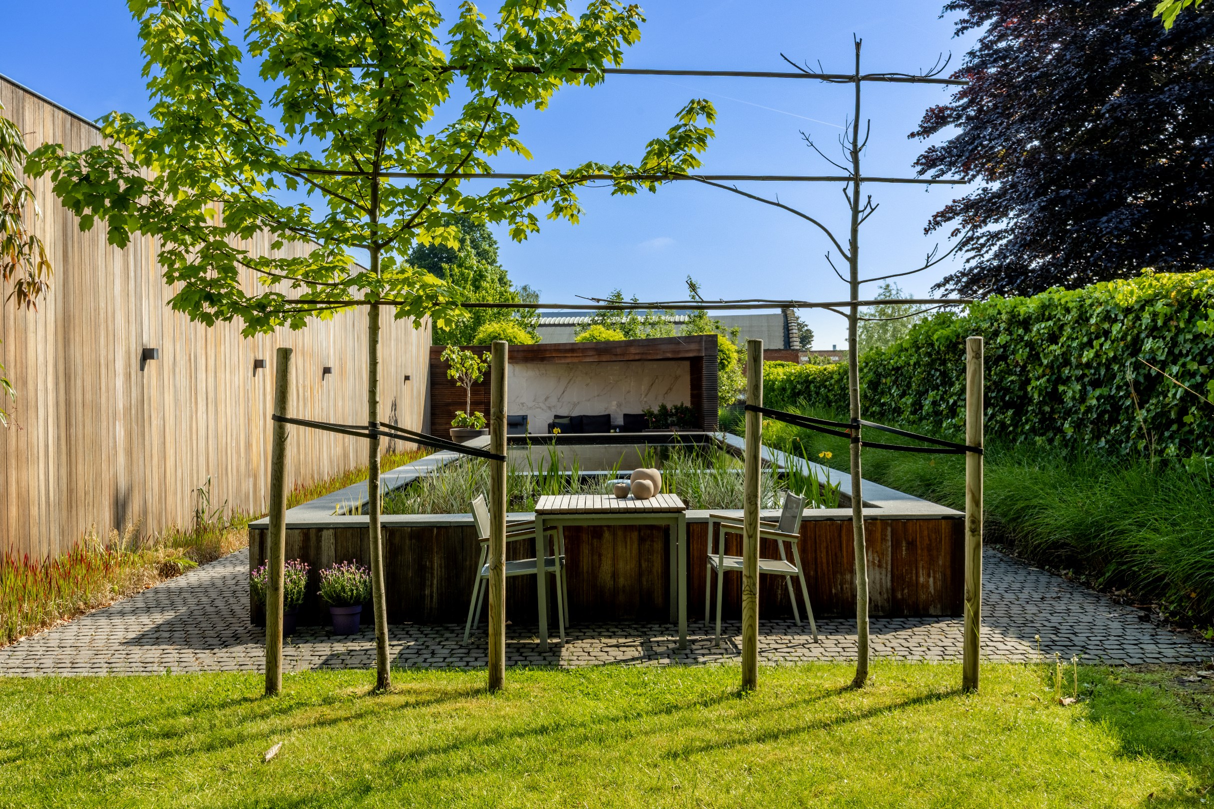 STATIGE VILLA MET MAGAZIJN 