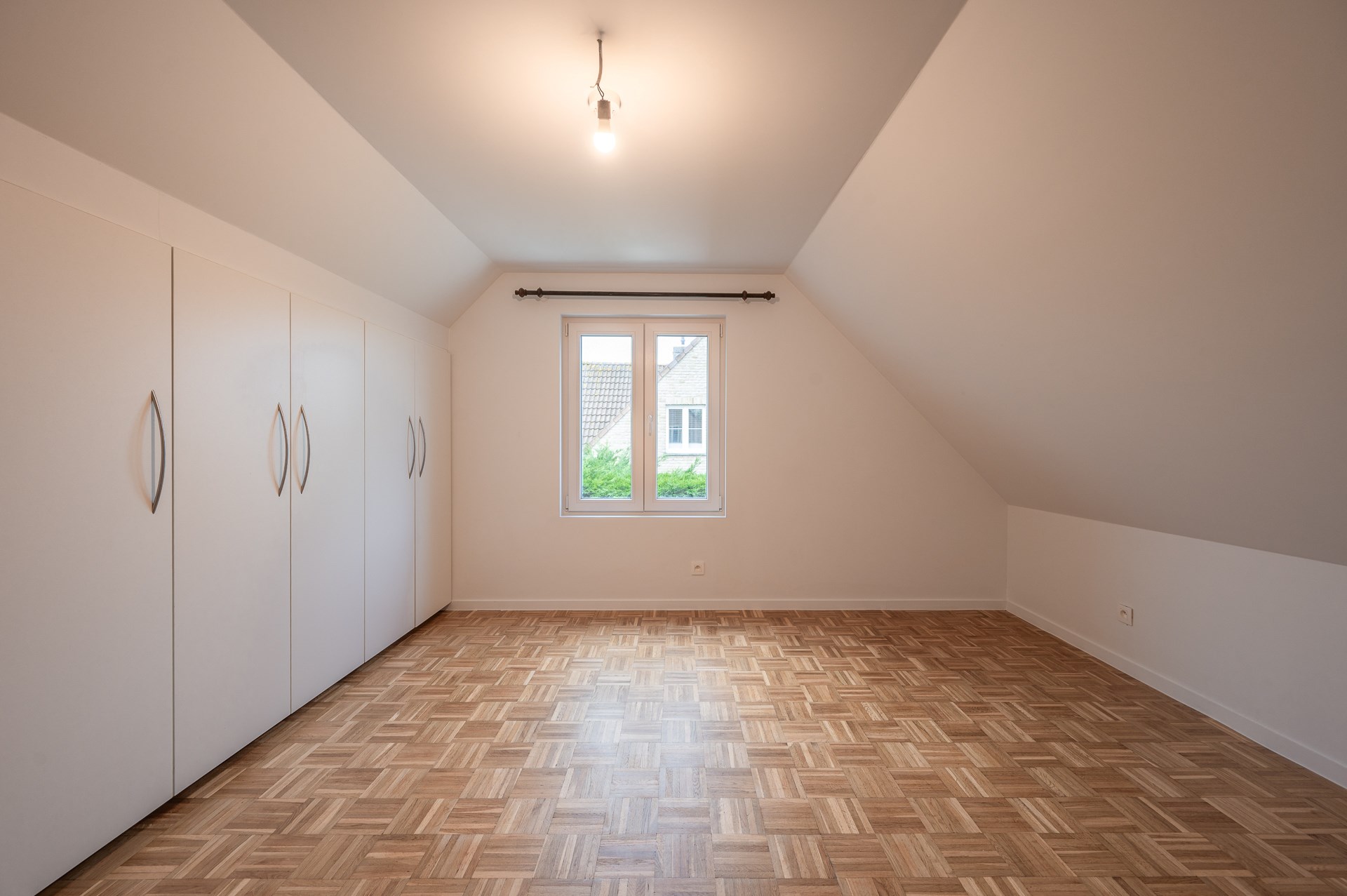 Maison individuelle spacieuse avec deux chambres, une salle de bains et un double garage int&#233;gr&#233; situ&#233;e dans la rue de l&#39;Aster &#224; Knokke. 