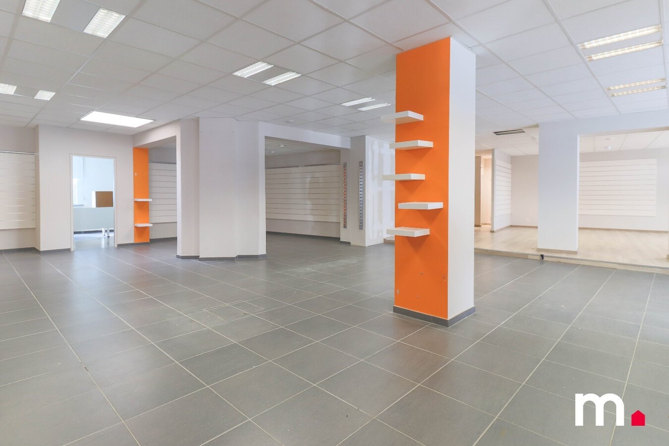 Te huur centraal gelegen polyvalent handelspand te Wevelgem ! 