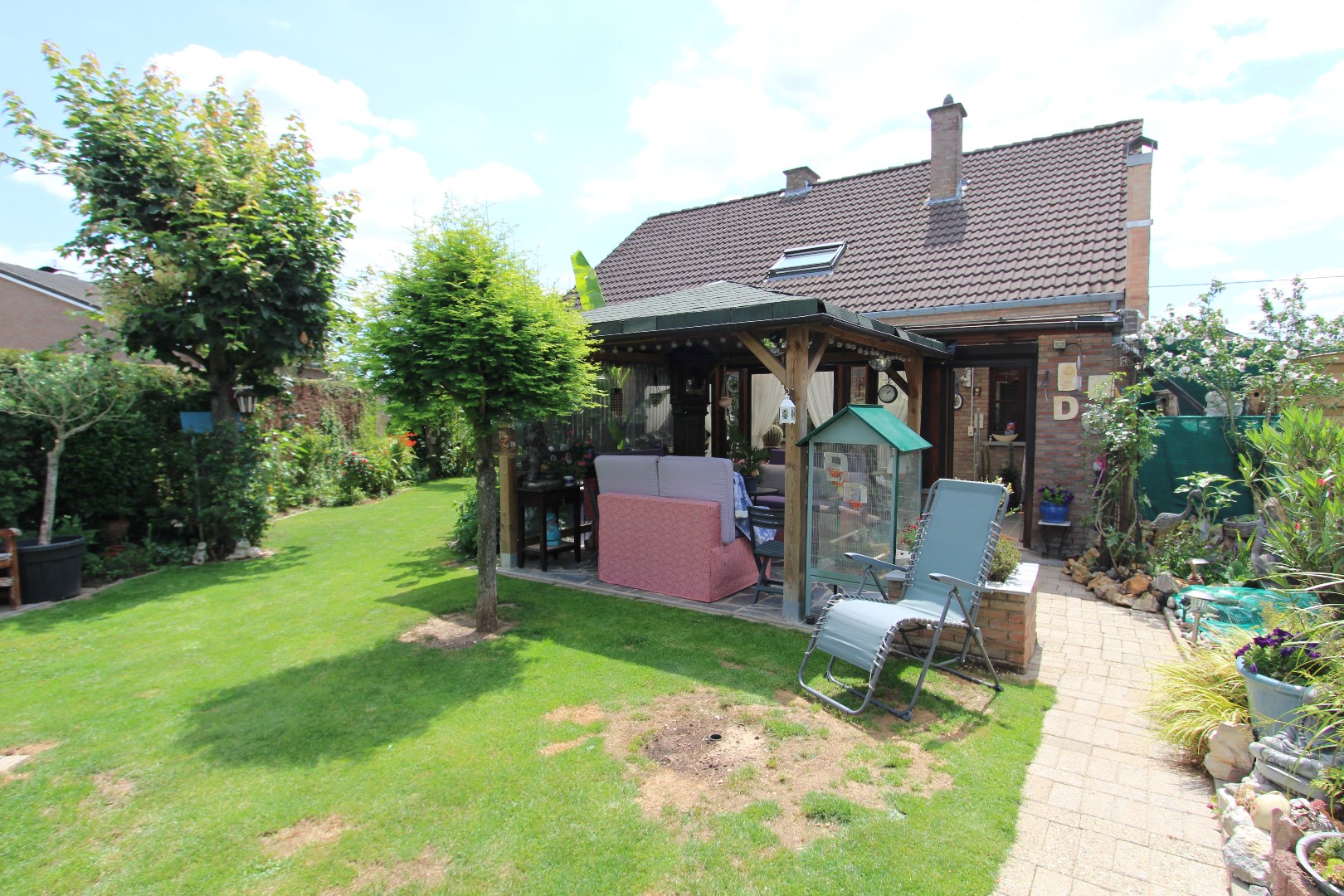 Charmante woning met veranda en mooie tuin in een rustige, landelijke omgeving 