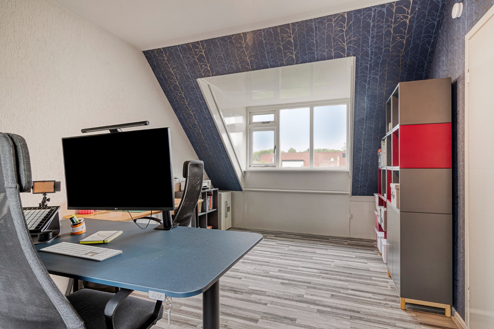 Keurige 5-kamer tussenwoning met fraaie keuken en badkamer, ruime achtertuin en gelegen op eigen grond! 
