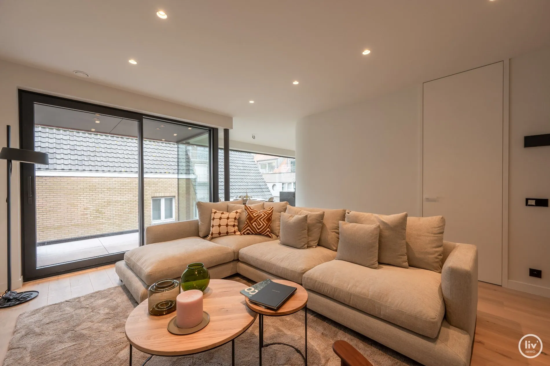 Récent appartement met veel glaspartijen in een villaresidentie gelegen in de Cassierstraat te Knokke.