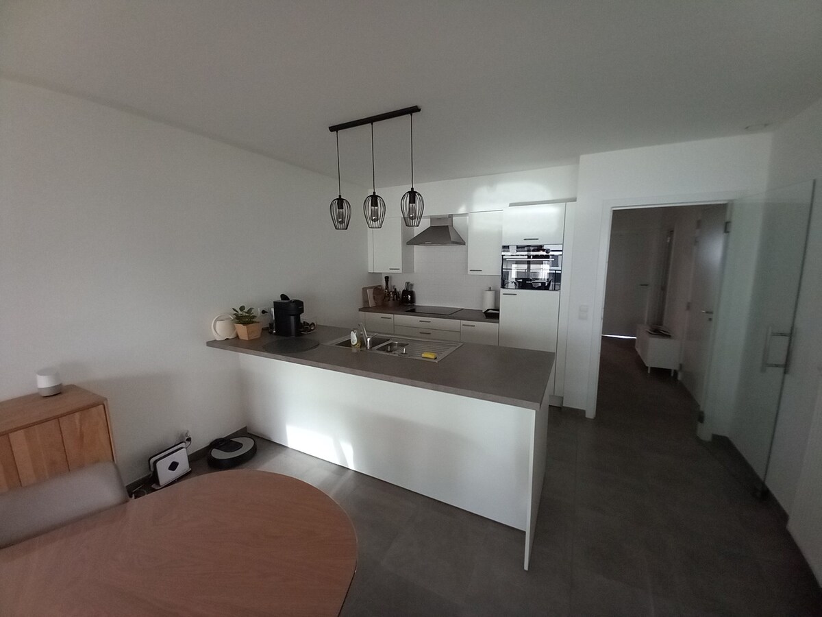 Ruim lichtrijk appartement op tweede verdieping 