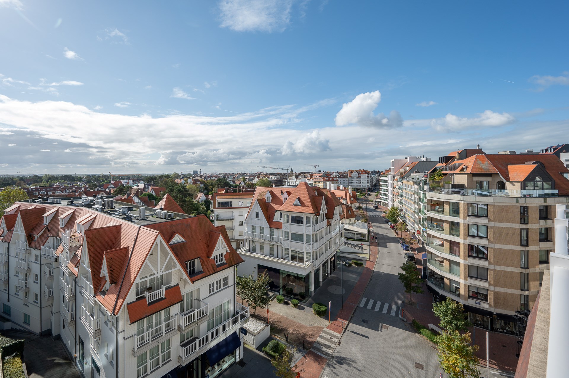 Vennootschap met in zijn actief een uitzonderlijke luxueuze duplex met een gevelbreedte van bijna 10m en een prachtig open zicht op de villa&#39;s te Zoute in Knokke. Dubbele garage inbegrepen, zeer nabij 