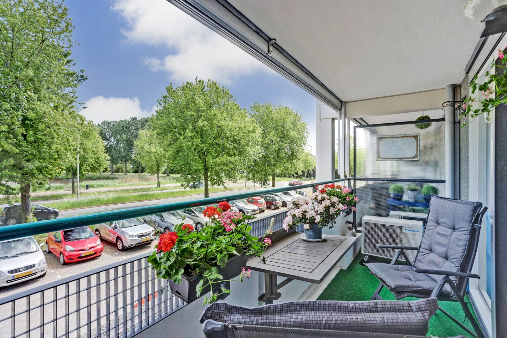 Op een fantastische locatie gelegen 3-kamer woning op de 1e etage met uitzicht op &quot;de Vijver&quot; van Prinsenland. 